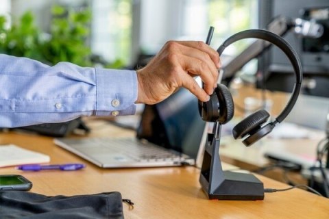 Zestaw słuchawkowy Poly Voyager 4320 USB-A + adapter BT700 76U49AA Zestaw słuchawkowy Poly Voyager 4320 USB-A + adapter BT700 76U49AA